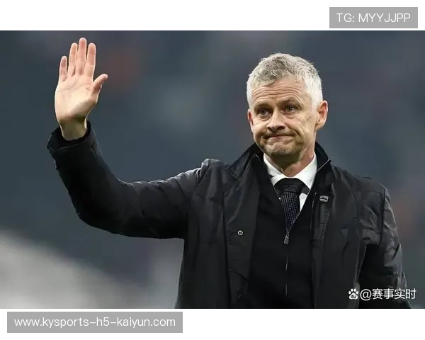 世界名帅现身看台，媒体曝其正在谈判加盟