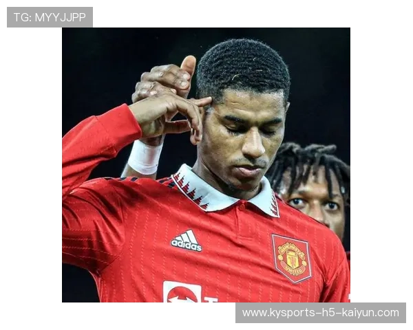 曼联中线强行突破，拉什福德抽射直击死角