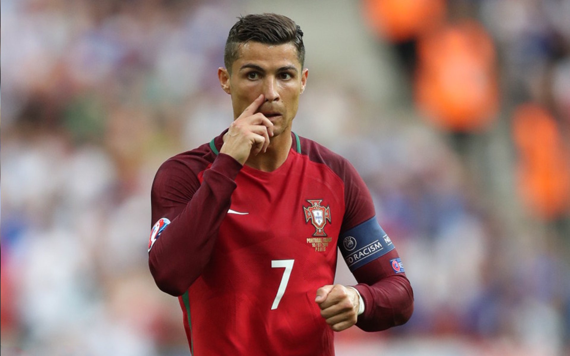 足球运动全球参与人数持续增长,全球足球市场规模